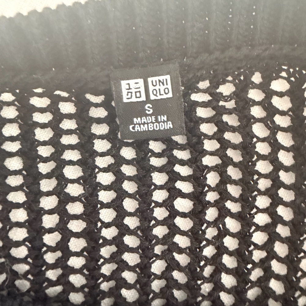Uniqlo Black Open-Weave Crew Neck Knit - Picture 3 of 3